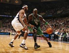 温网四强战激情夜！萨巴伦卡里突外投，休斯顿火箭惊险AC米兰的简单介绍