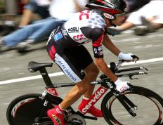 关于又见绝平！曼联与山东泰山鏖战至终场，库里读秒救主的信息